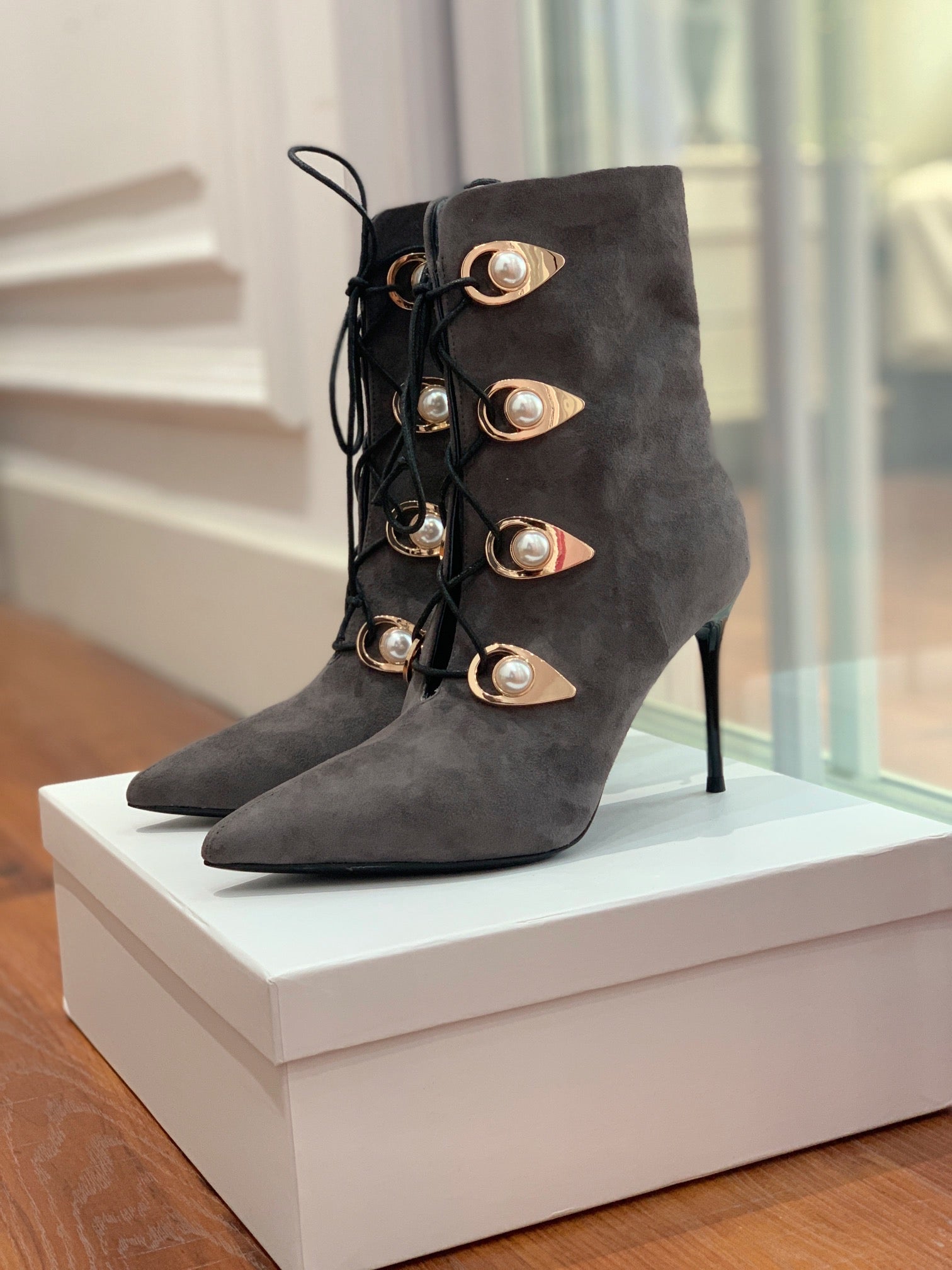 BALMAIN 26S BOOT 95 MM IN CHARCOAL GREY SUEDE PEARL BUTTON
