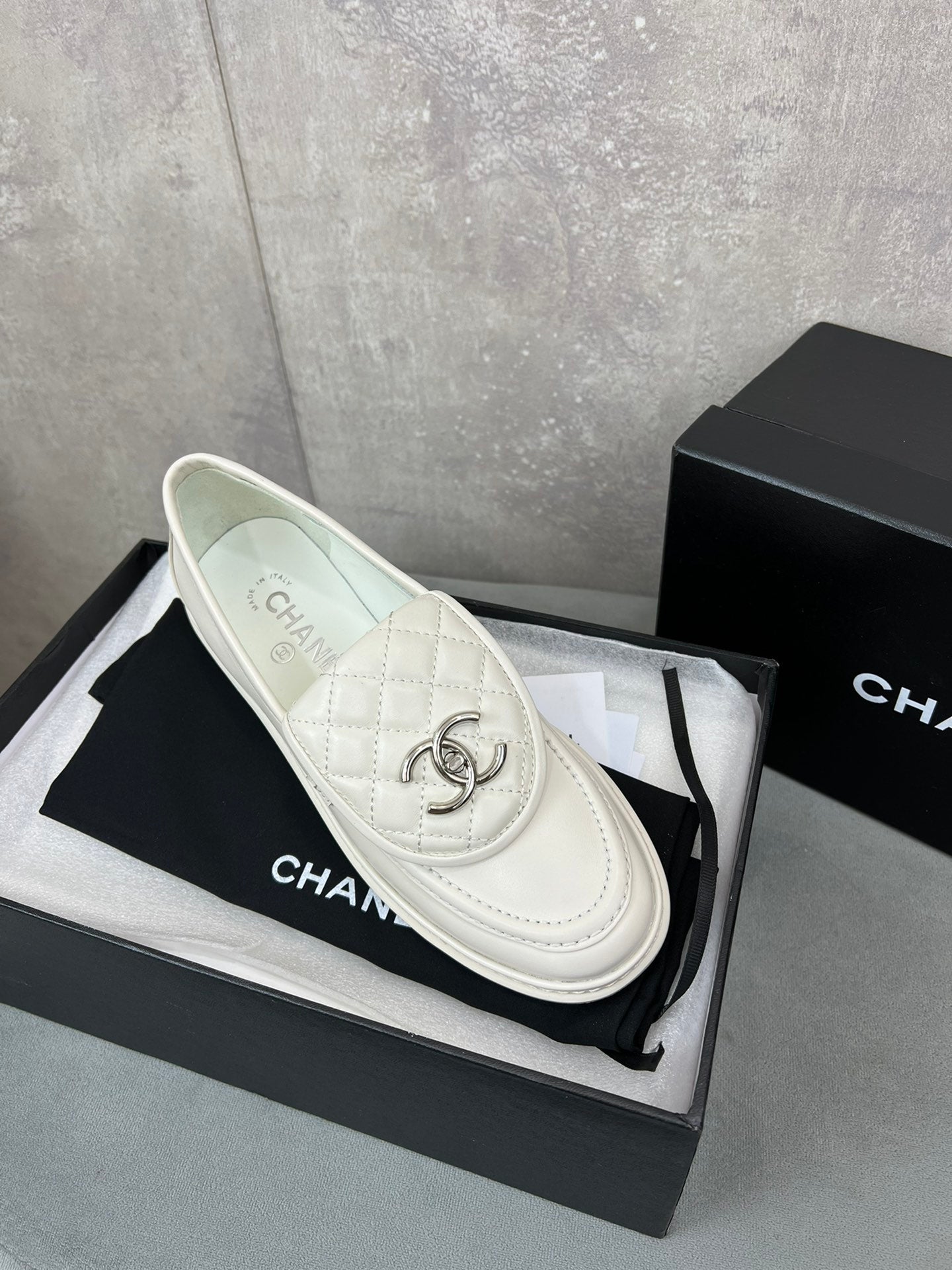 CHANEL 26S LOAFERS IN WHITE QUILTED CALFSKIN WITH CC LOGO