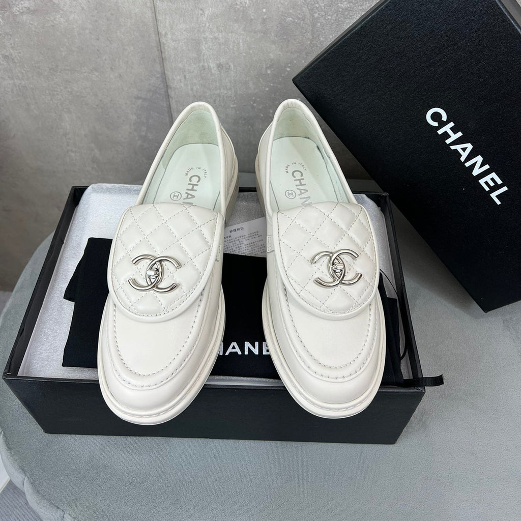 CHANEL 26S LOAFERS IN WHITE QUILTED CALFSKIN WITH CC LOGO