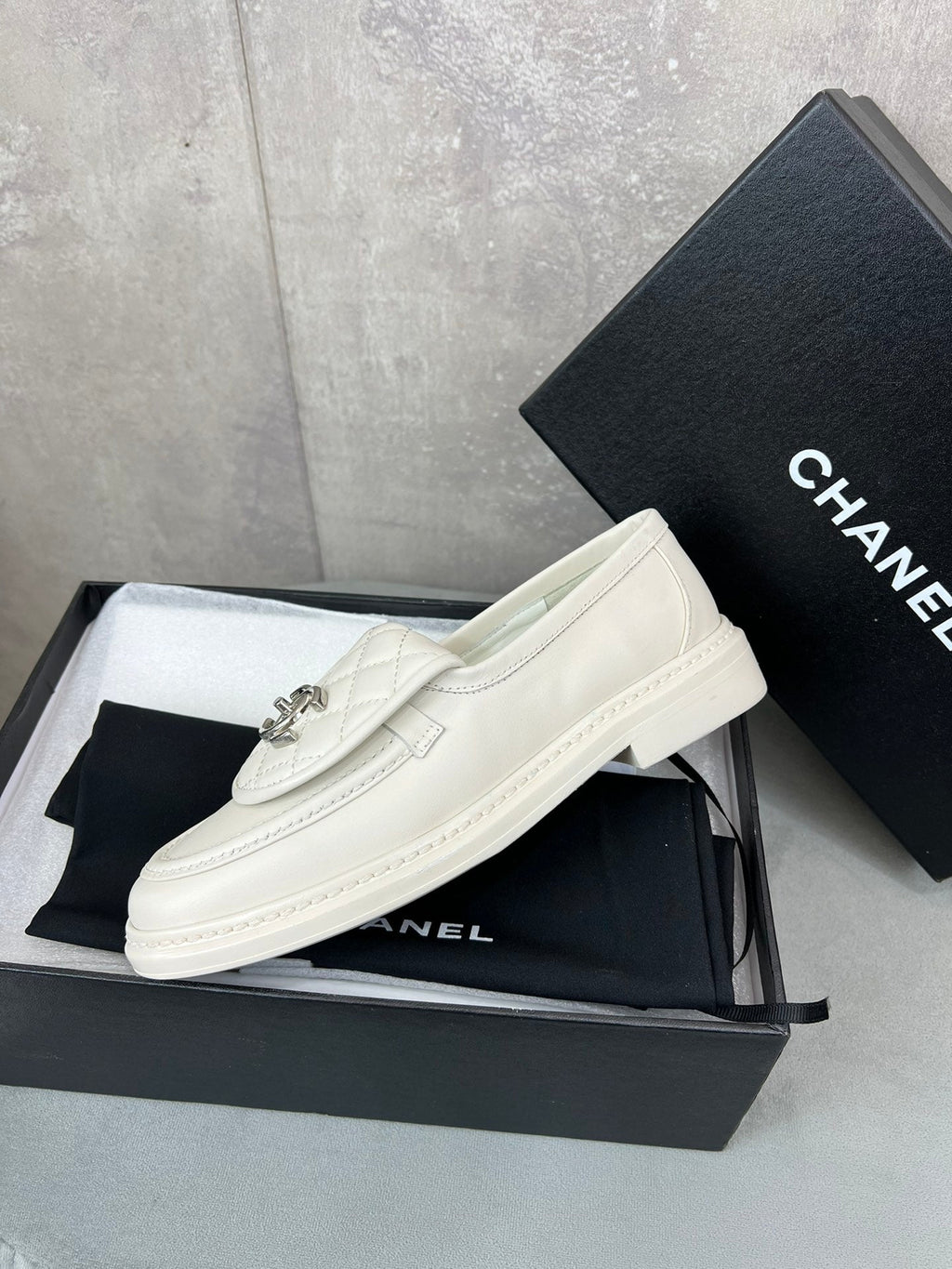 CHANEL 26S LOAFERS IN WHITE QUILTED CALFSKIN WITH CC LOGO
