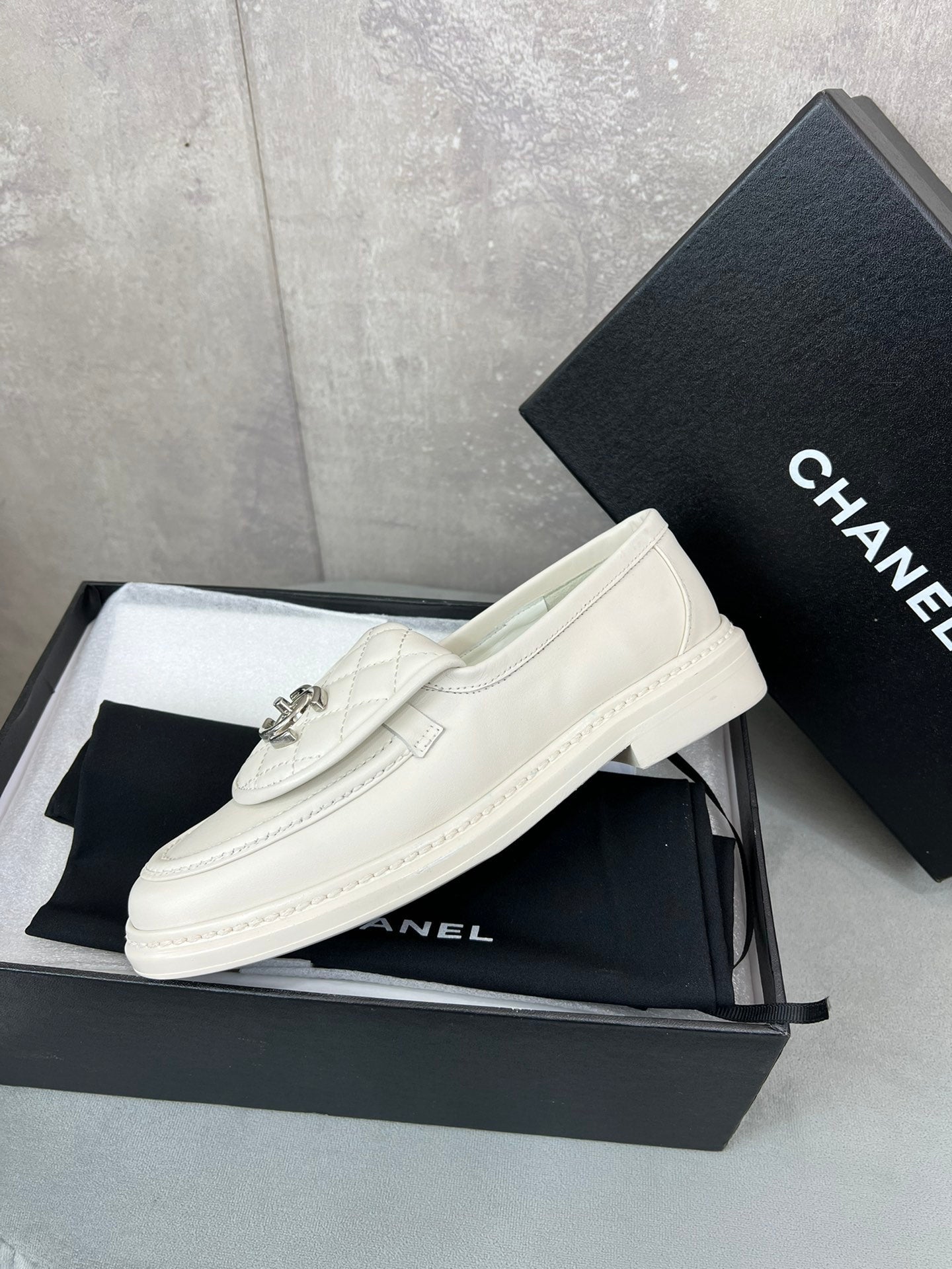 CHANEL 26S LOAFERS IN WHITE QUILTED CALFSKIN WITH CC LOGO