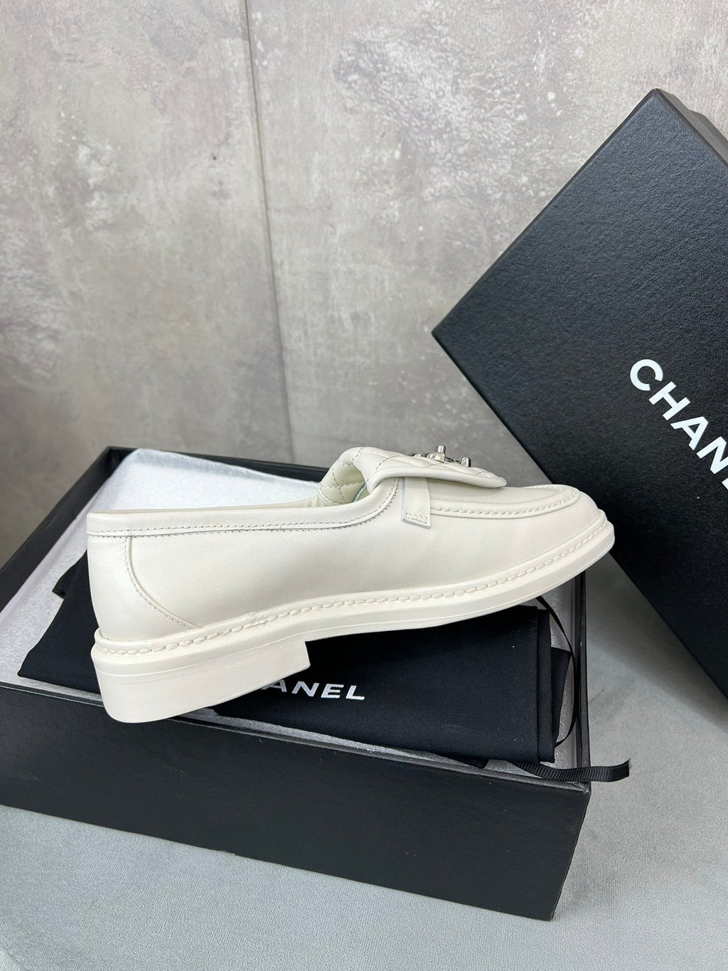 CHANEL 26S LOAFERS IN WHITE QUILTED CALFSKIN WITH CC LOGO