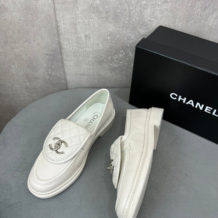 CHANEL 26S LOAFERS IN WHITE QUILTED CALFSKIN WITH CC LOGO