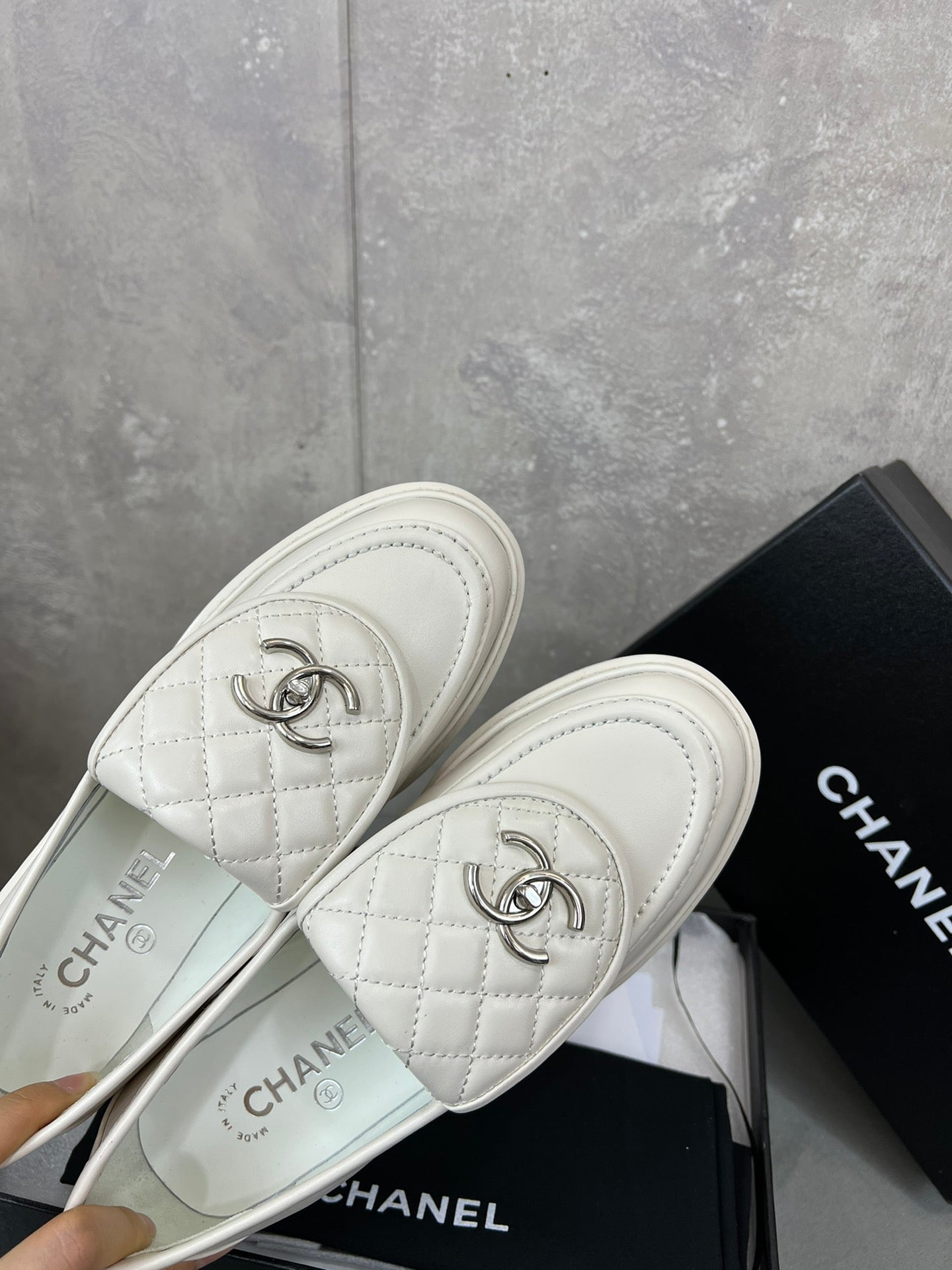 CHANEL 26S LOAFERS IN WHITE QUILTED CALFSKIN WITH CC LOGO