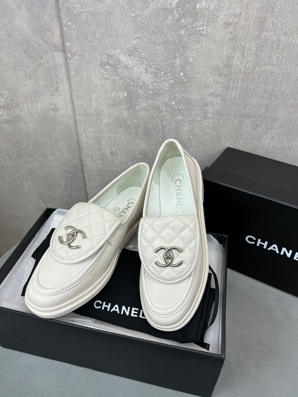CHANEL 26S LOAFERS IN WHITE QUILTED CALFSKIN WITH CC LOGO
