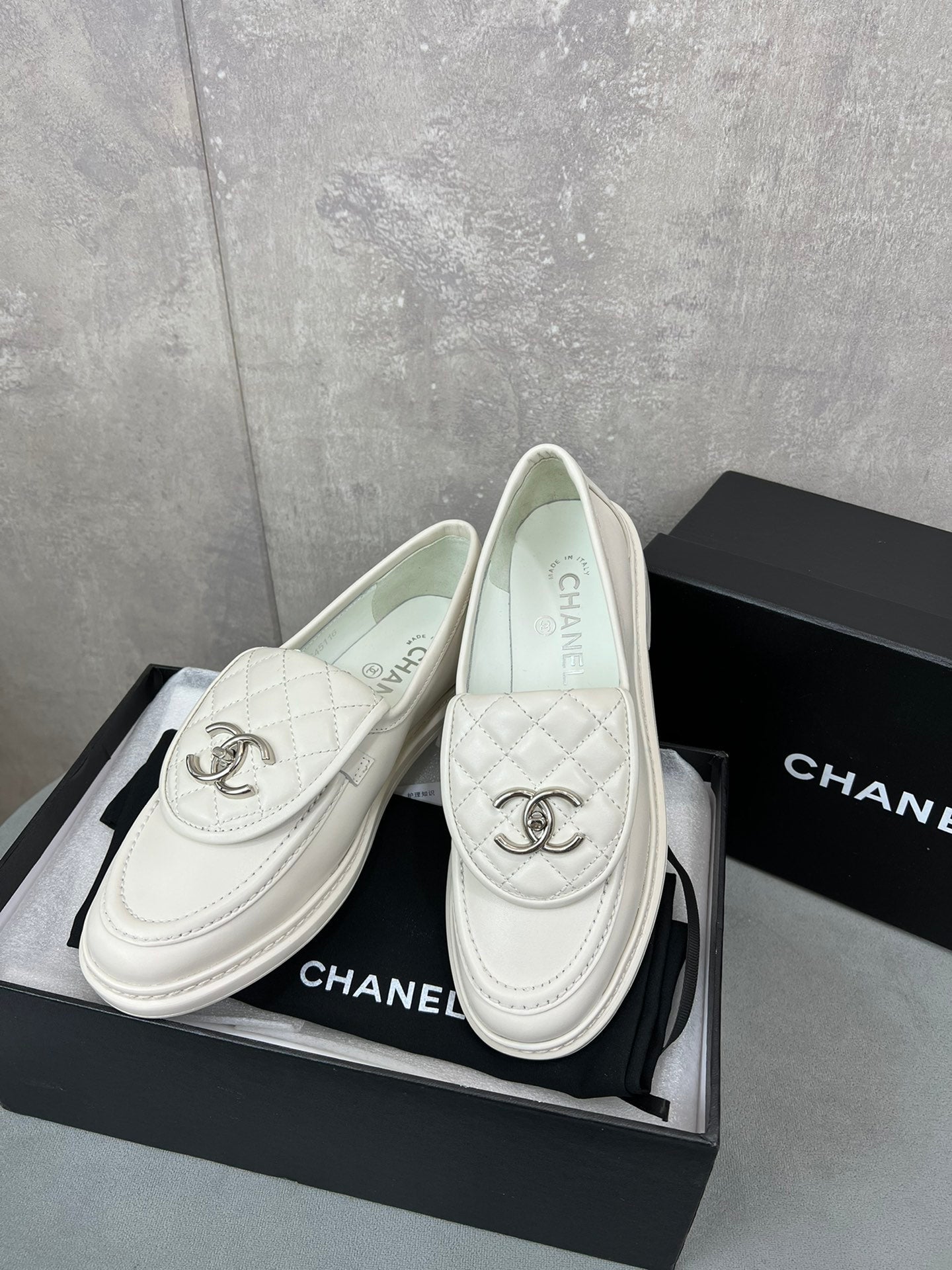 CHANEL 26S LOAFERS IN WHITE QUILTED CALFSKIN WITH CC LOGO