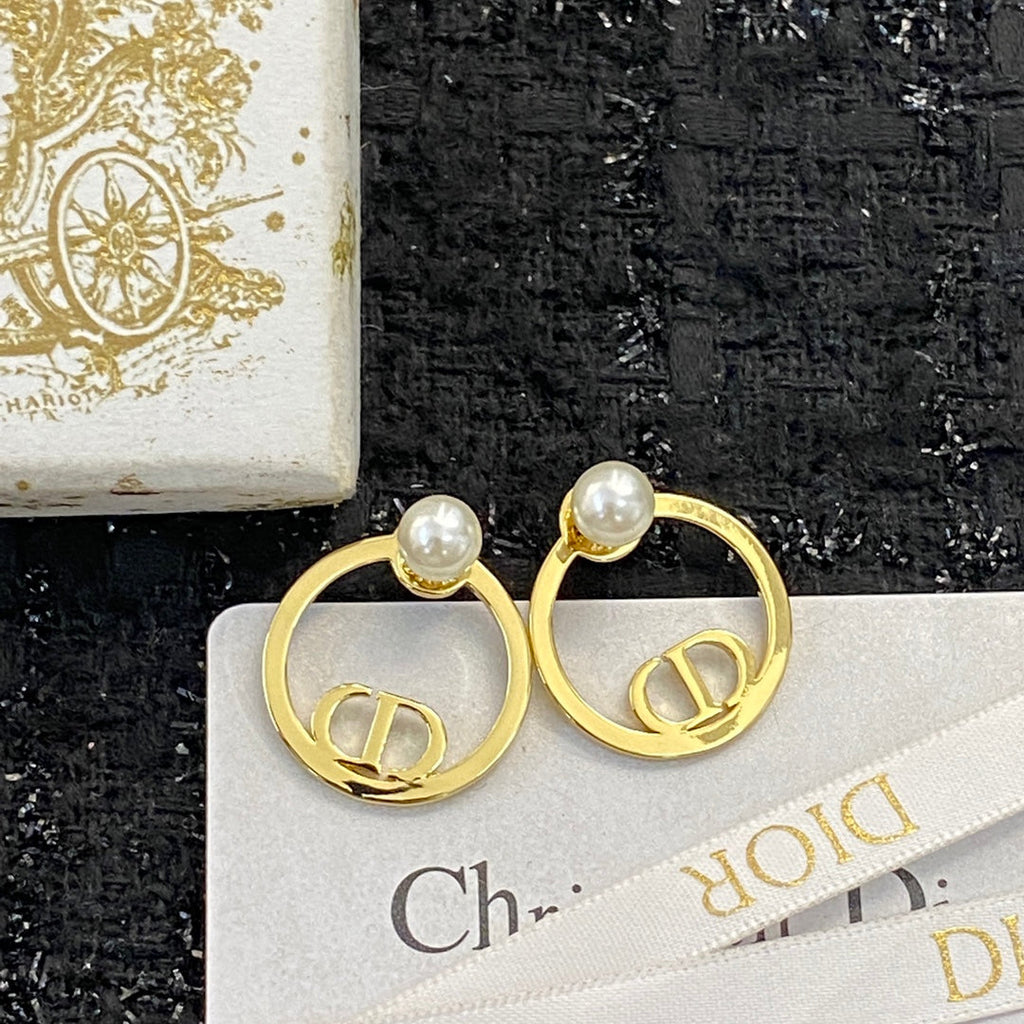 CD 26S PEARL CIRCLE LOGO STUD EARRINGS IN GOLD TONE METAL 646560