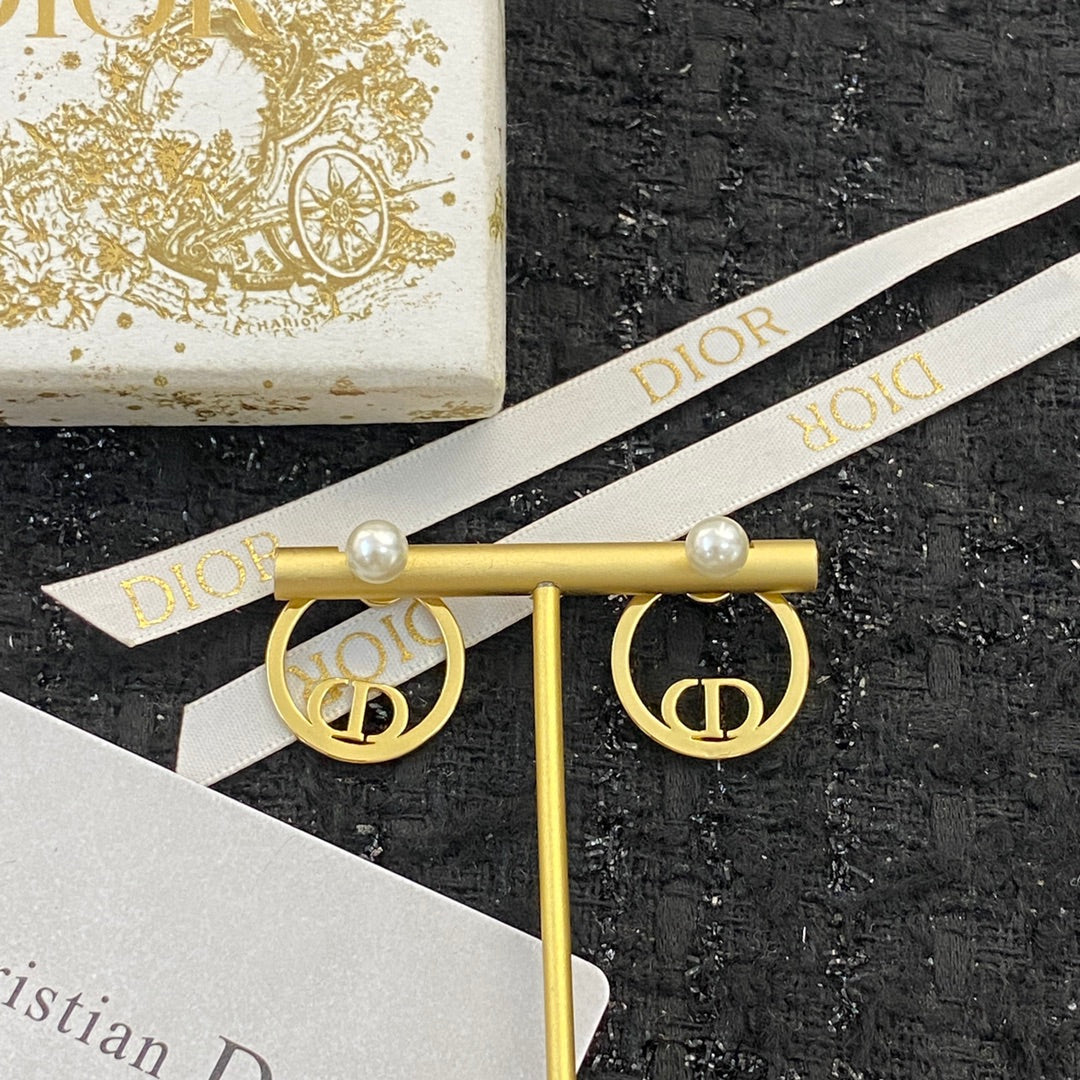 CD 26S PEARL CIRCLE LOGO STUD EARRINGS IN GOLD TONE METAL 646560