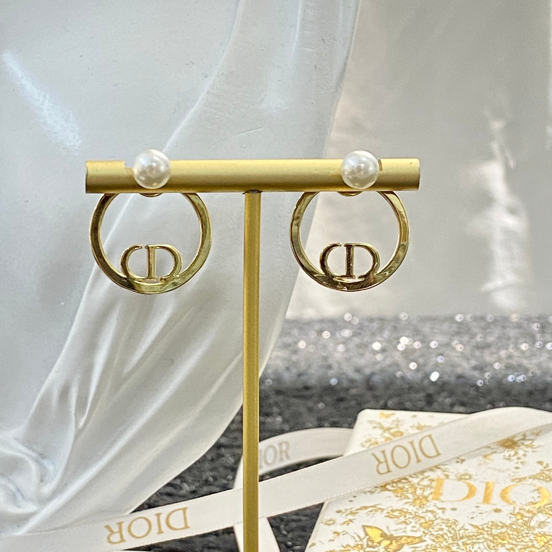 CD 26S PEARL CIRCLE LOGO STUD EARRINGS IN GOLD TONE METAL 646560