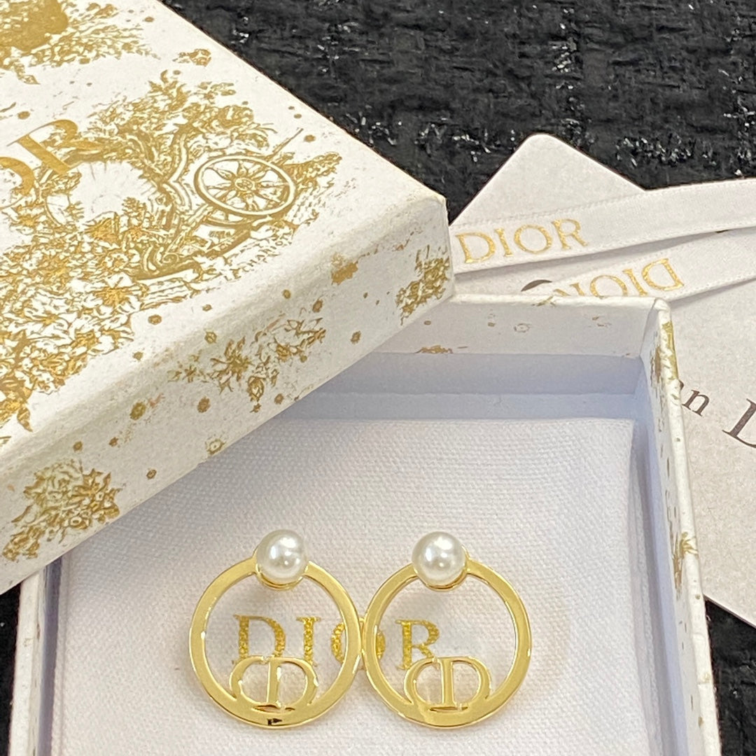 CD 26S PEARL CIRCLE LOGO STUD EARRINGS IN GOLD TONE METAL 646560