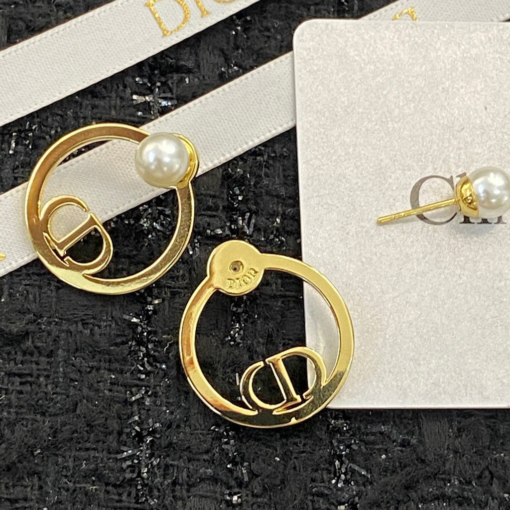CD 26S PEARL CIRCLE LOGO STUD EARRINGS IN GOLD TONE METAL 646560