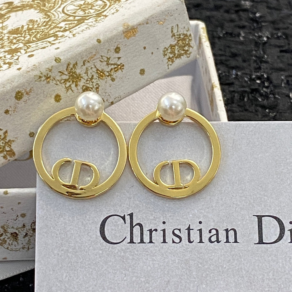 CD 26S PEARL CIRCLE LOGO STUD EARRINGS IN GOLD TONE METAL 646560