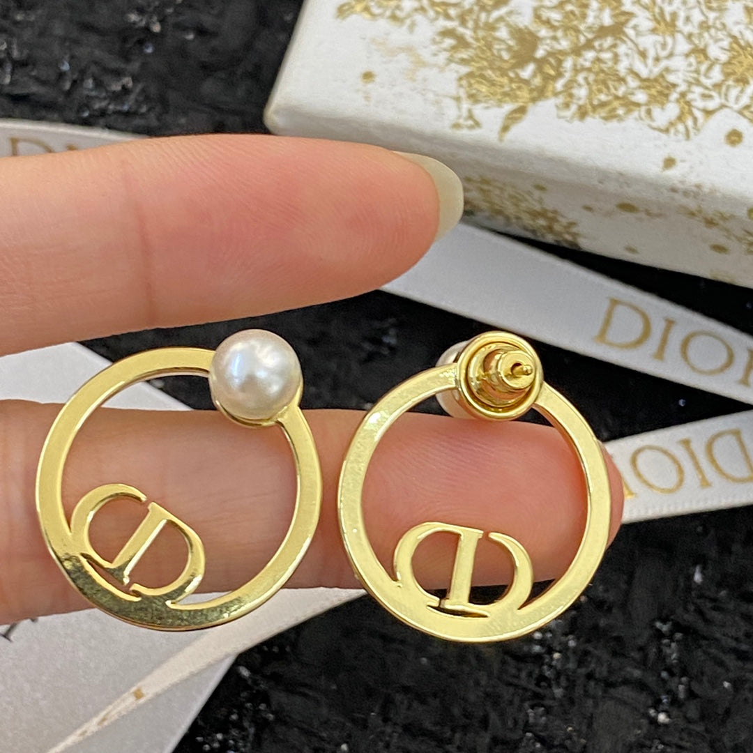 CD 26S PEARL CIRCLE LOGO STUD EARRINGS IN GOLD TONE METAL 646560