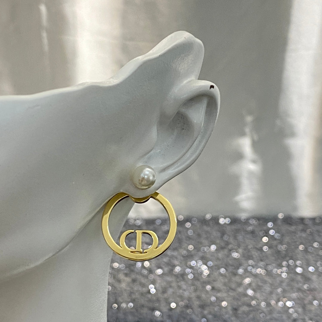 CD 26S PEARL CIRCLE LOGO STUD EARRINGS IN GOLD TONE METAL 646560