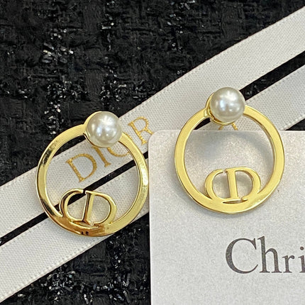 CD 26S PEARL CIRCLE LOGO STUD EARRINGS IN GOLD TONE METAL 646560