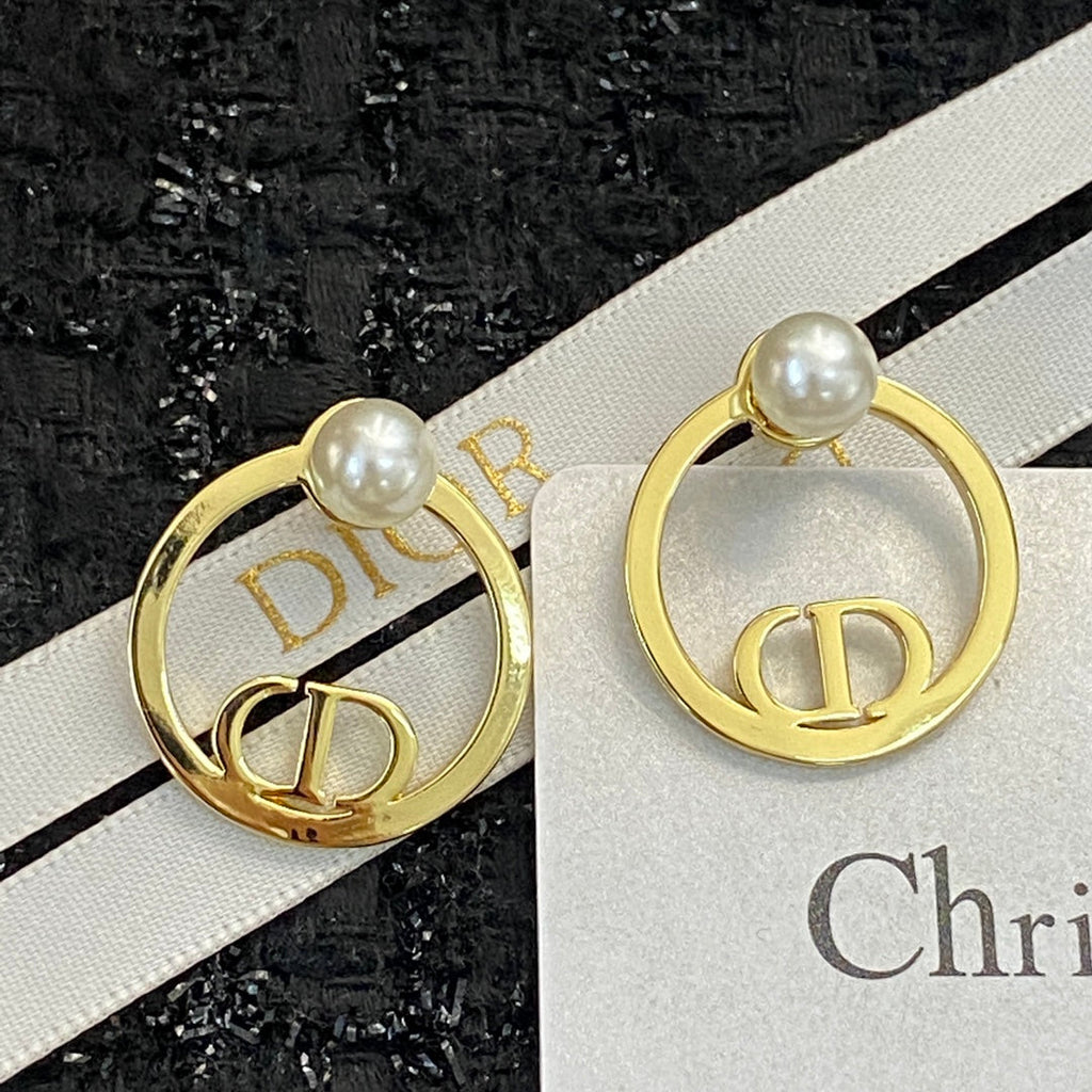 CD 26S PEARL CIRCLE LOGO STUD EARRINGS IN GOLD TONE METAL 646560
