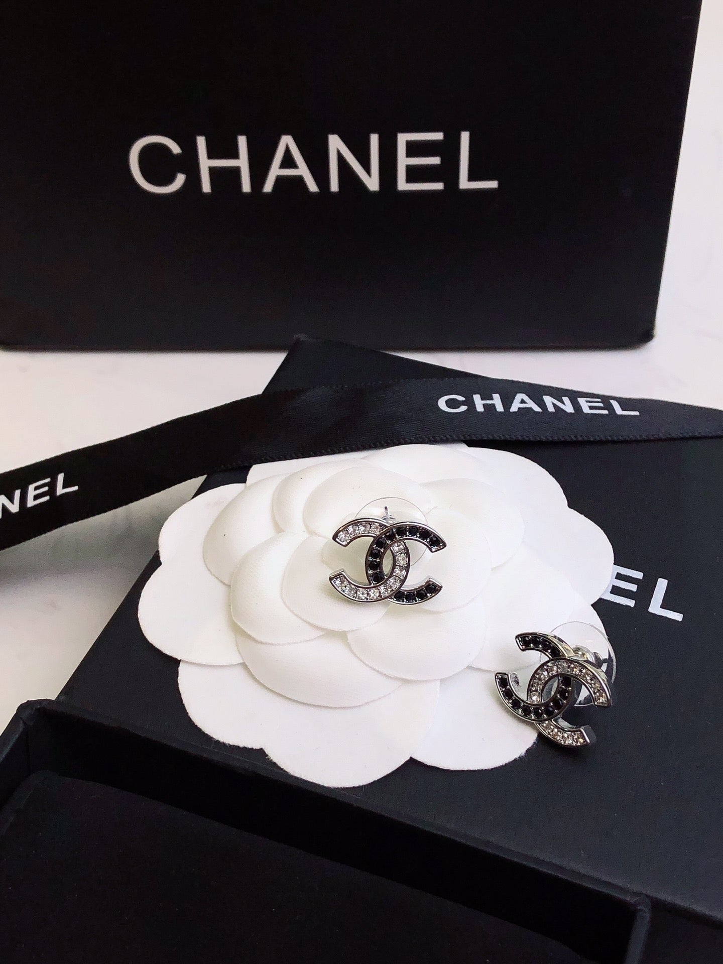 CHANEL 26S DOUBLE C LOGO BLACK CRYSTAL PAVE STUD EARRINGS IN SILVER METAL 633228