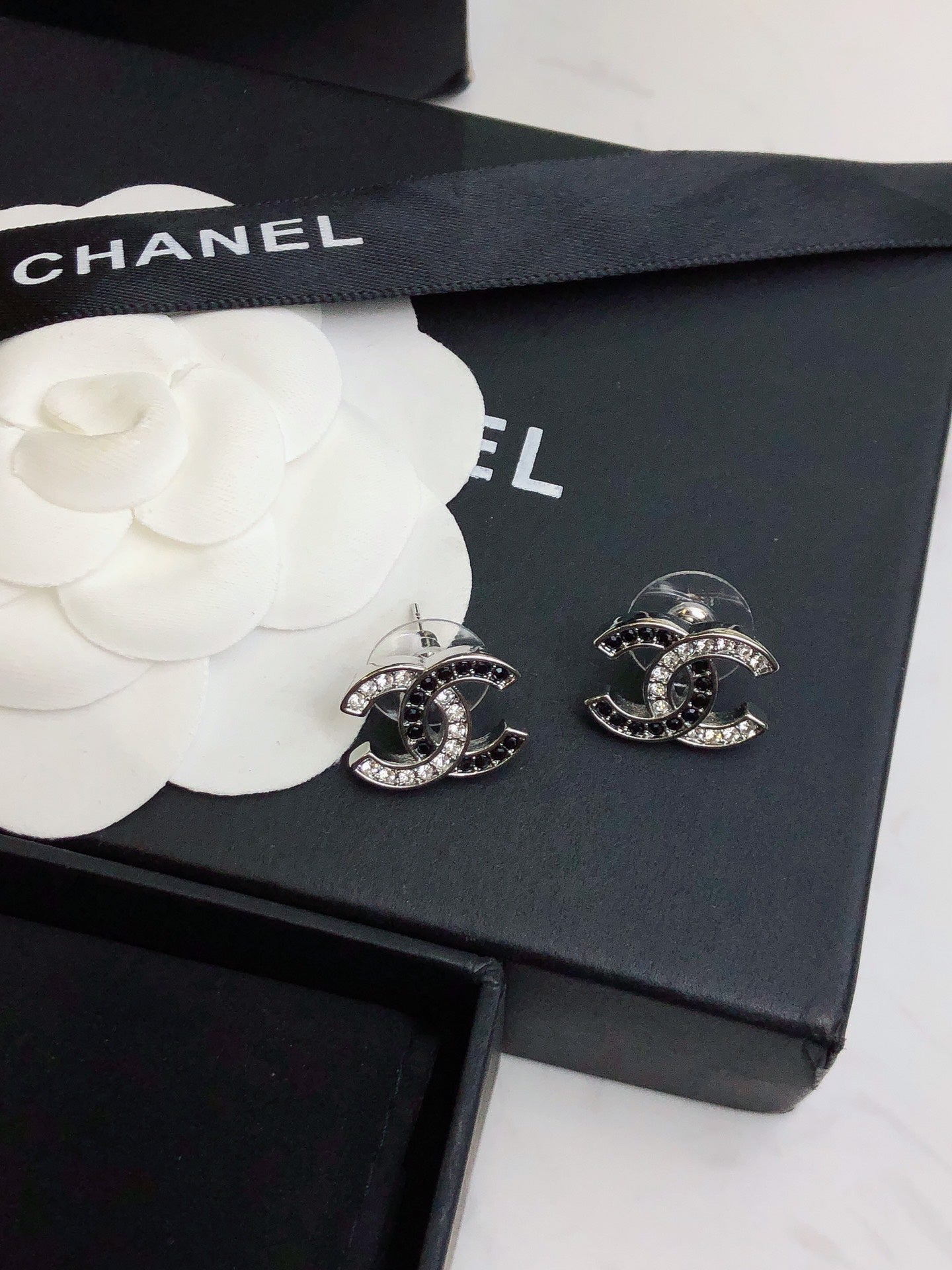 CHANEL 26S DOUBLE C LOGO BLACK CRYSTAL PAVE STUD EARRINGS IN SILVER METAL 633228