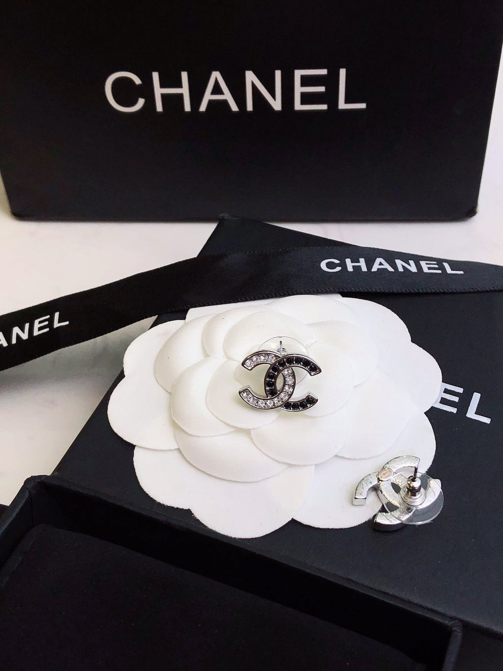 CHANEL 26S DOUBLE C LOGO BLACK CRYSTAL PAVE STUD EARRINGS IN SILVER METAL 633228