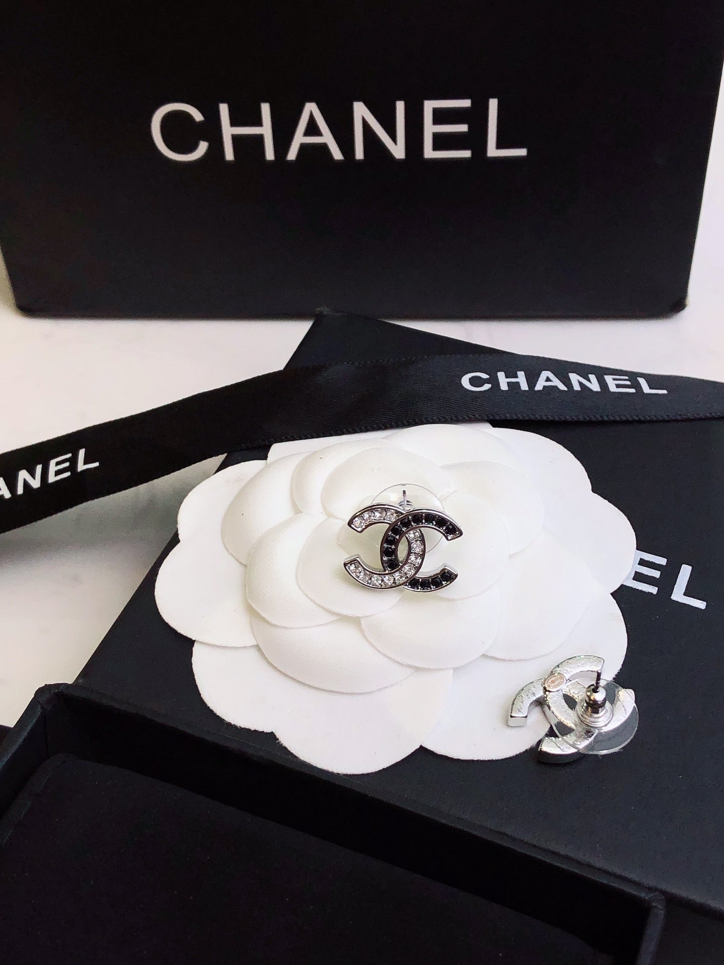 CHANEL 26S DOUBLE C LOGO BLACK CRYSTAL PAVE STUD EARRINGS IN SILVER METAL 633228