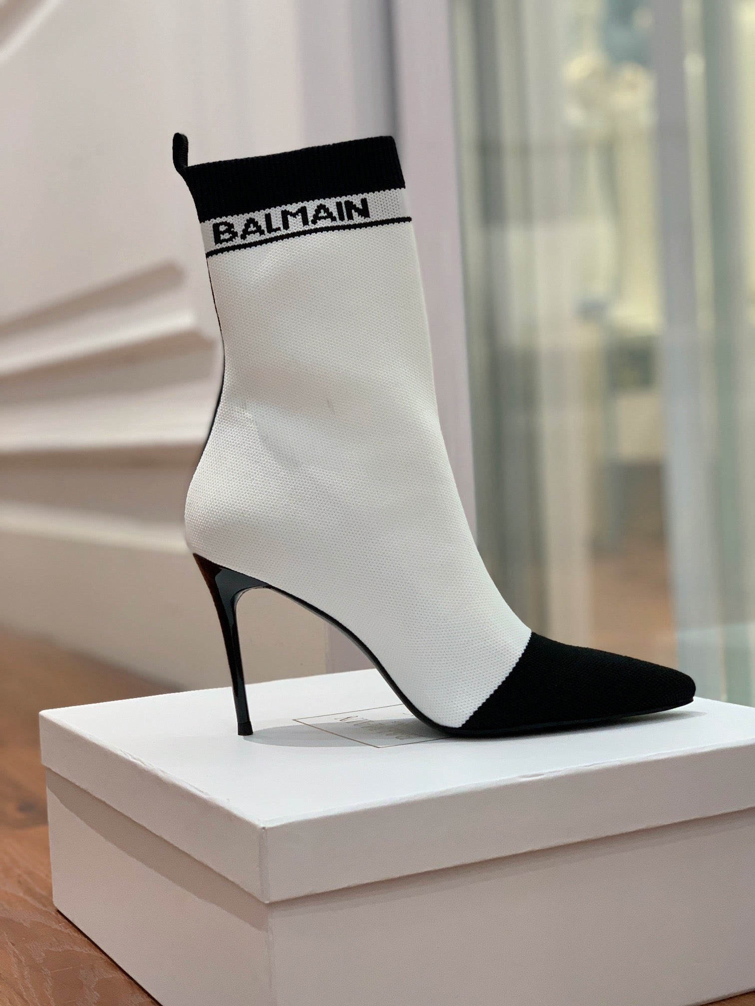 BALMAIN 26S BOOTS 105 MM IN WHITE AND BLACK FLYKNIT STYLE 18