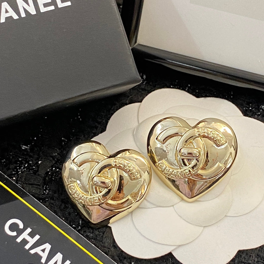 CHANEL 26S DOUBLE C LOGO HEART SHAPE METAL STUD EARRINGS IN GOLD METAL 633339