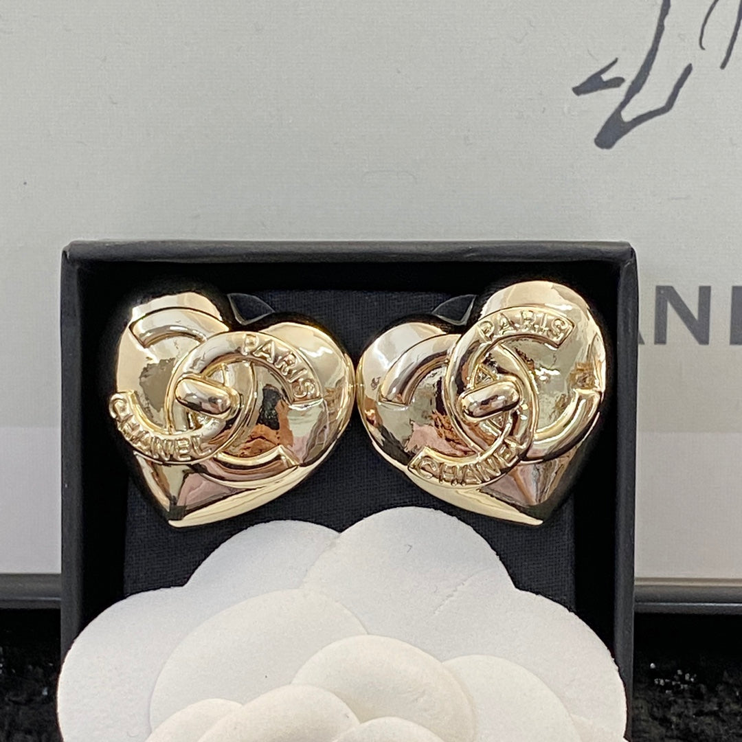 CHANEL 26S DOUBLE C LOGO HEART SHAPE METAL STUD EARRINGS IN GOLD METAL 633339