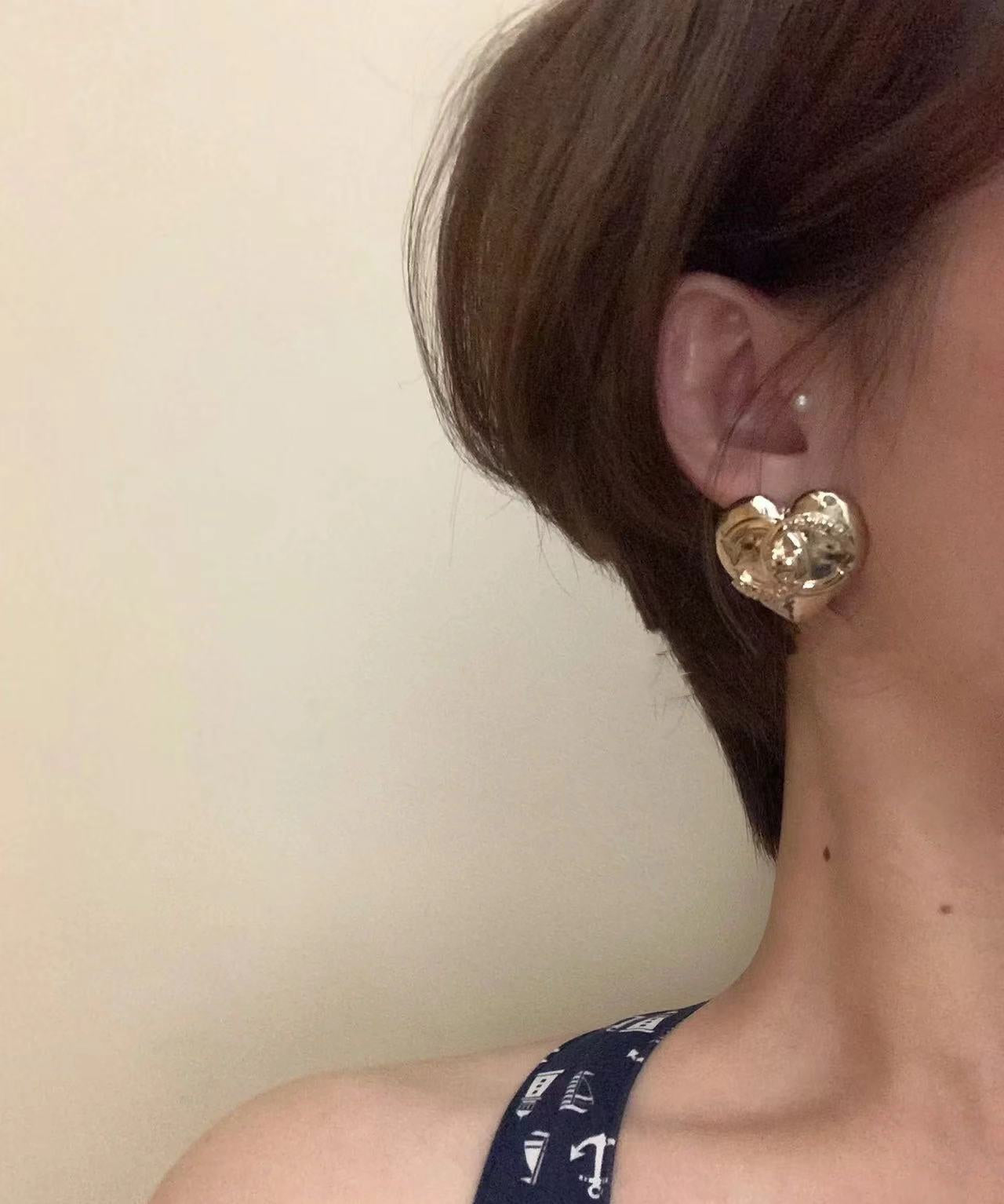 CHANEL 26S DOUBLE C LOGO HEART SHAPE METAL STUD EARRINGS IN GOLD METAL 633339