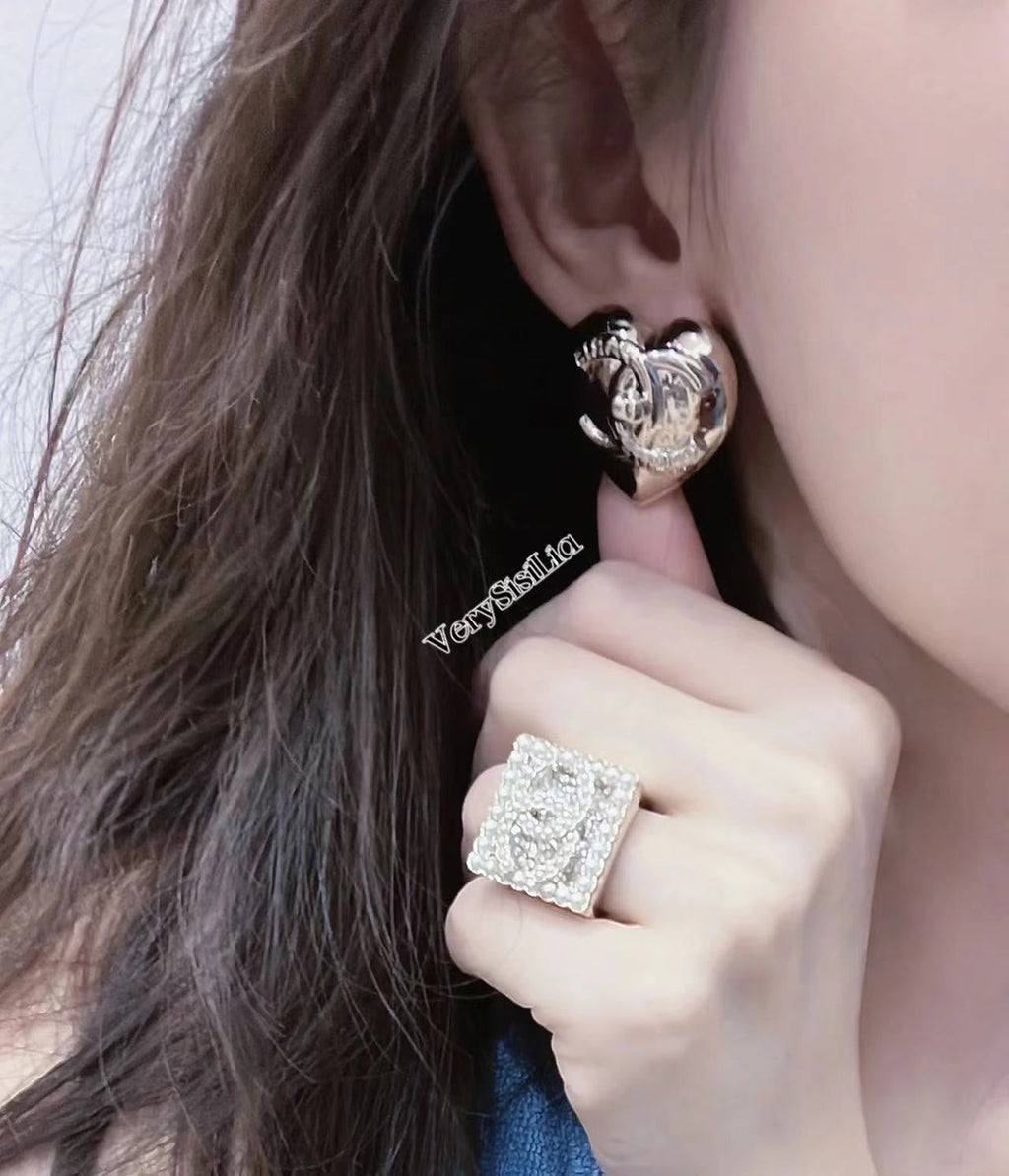 CHANEL 26S DOUBLE C LOGO HEART SHAPE METAL STUD EARRINGS IN GOLD METAL 633339