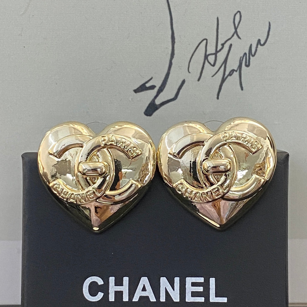 CHANEL 26S DOUBLE C LOGO HEART SHAPE METAL STUD EARRINGS IN GOLD METAL 633339