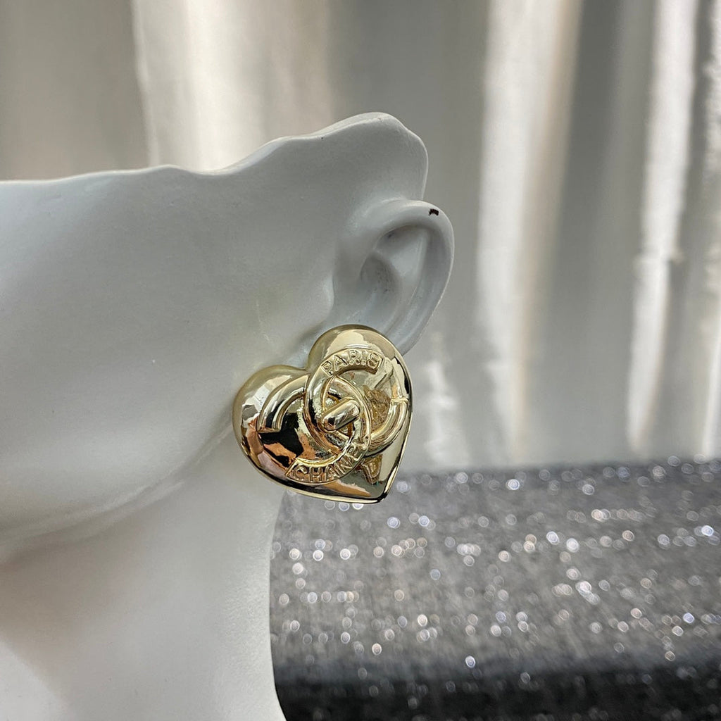 CHANEL 26S DOUBLE C LOGO HEART SHAPE METAL STUD EARRINGS IN GOLD METAL 633339