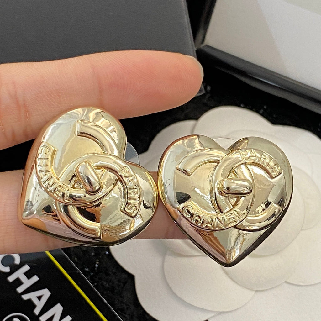 CHANEL 26S DOUBLE C LOGO HEART SHAPE METAL STUD EARRINGS IN GOLD METAL 633339