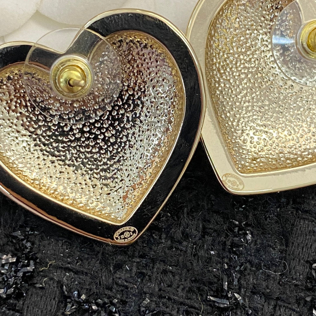 CHANEL 26S DOUBLE C LOGO HEART SHAPE METAL STUD EARRINGS IN GOLD METAL 633339