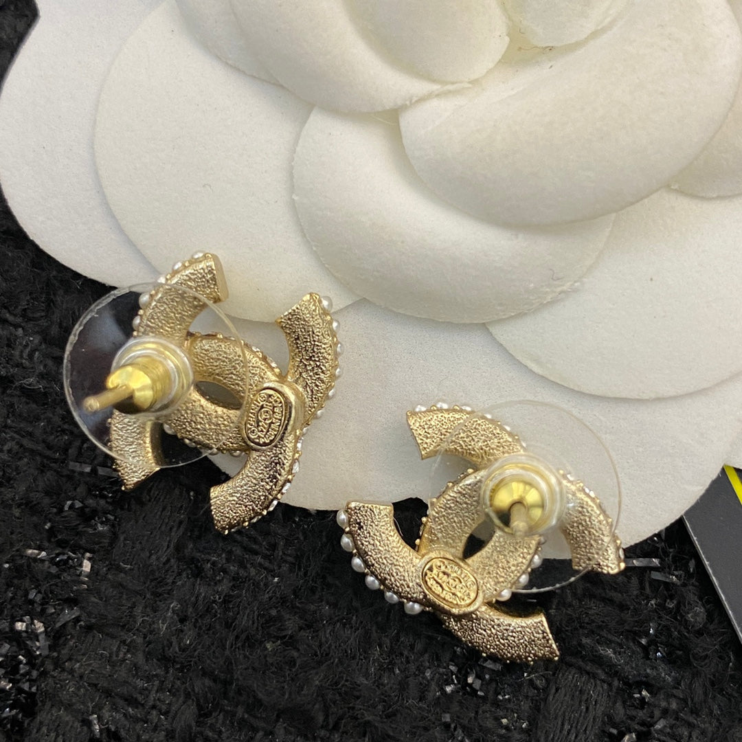 CHANEL 26S DOUBLE C LOGO PEARL & PAVE CRYSTAL STUD EARRINGS IN GOLD METAL 633340