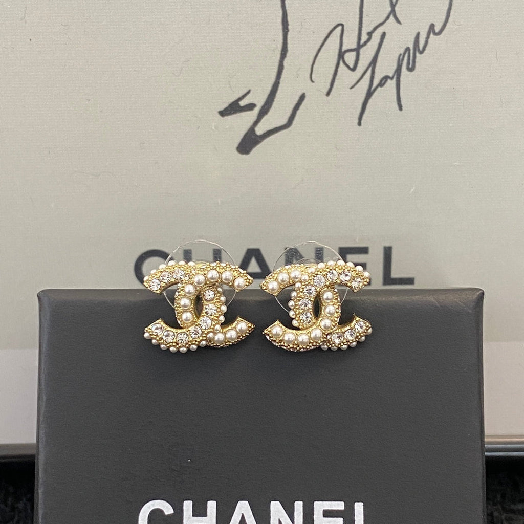 CHANEL 26S DOUBLE C LOGO PEARL & PAVE CRYSTAL STUD EARRINGS IN GOLD METAL 633340