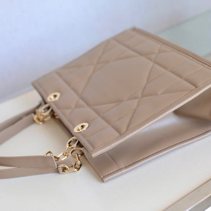MEDIUM TOTE BOOK 26 BAG IN BEIGE CREAM CALFSKIN