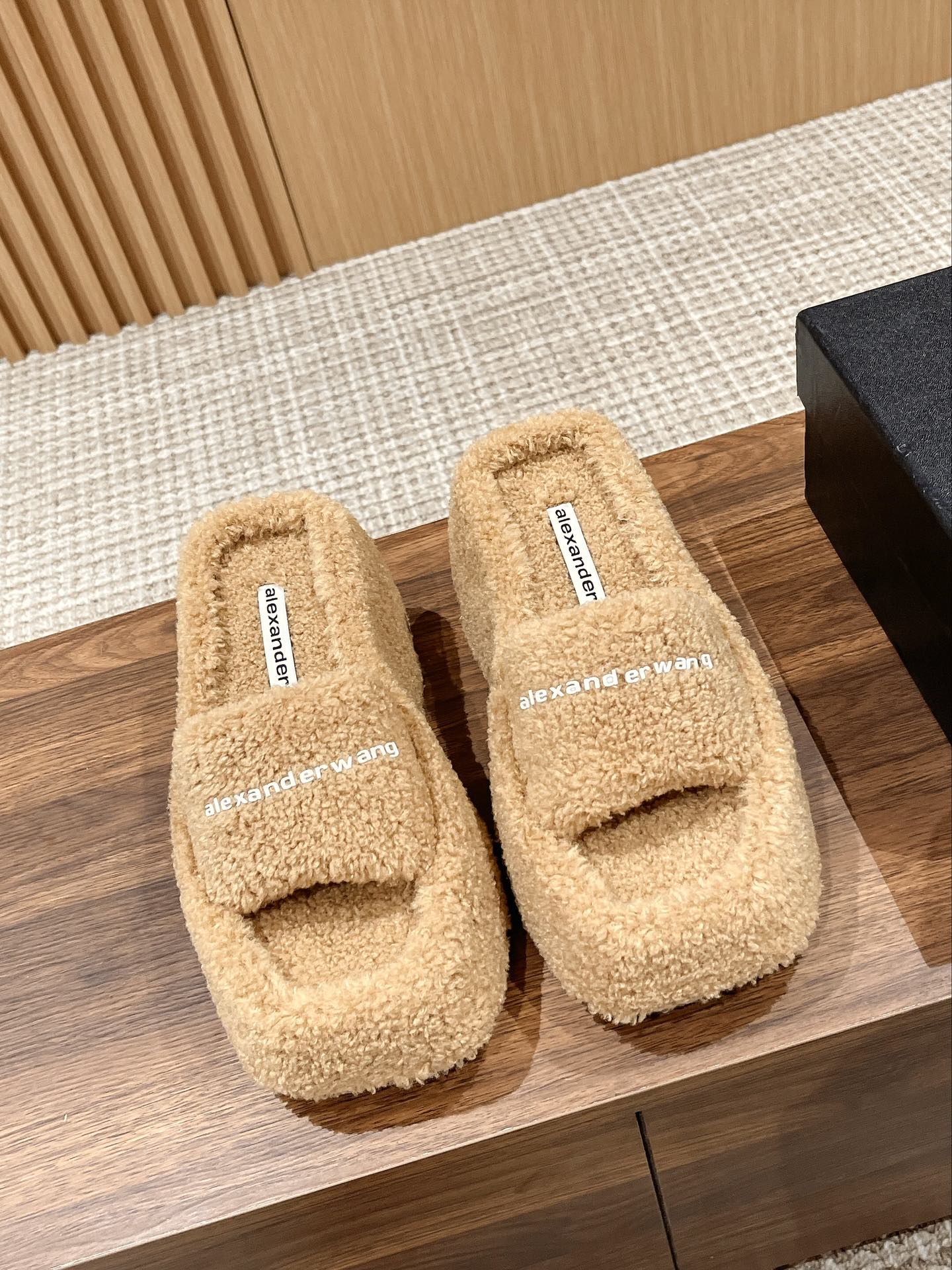 CHUNKY PLATFORM SIPPERS IN CAMEL BEIGE LAMBSWOOL