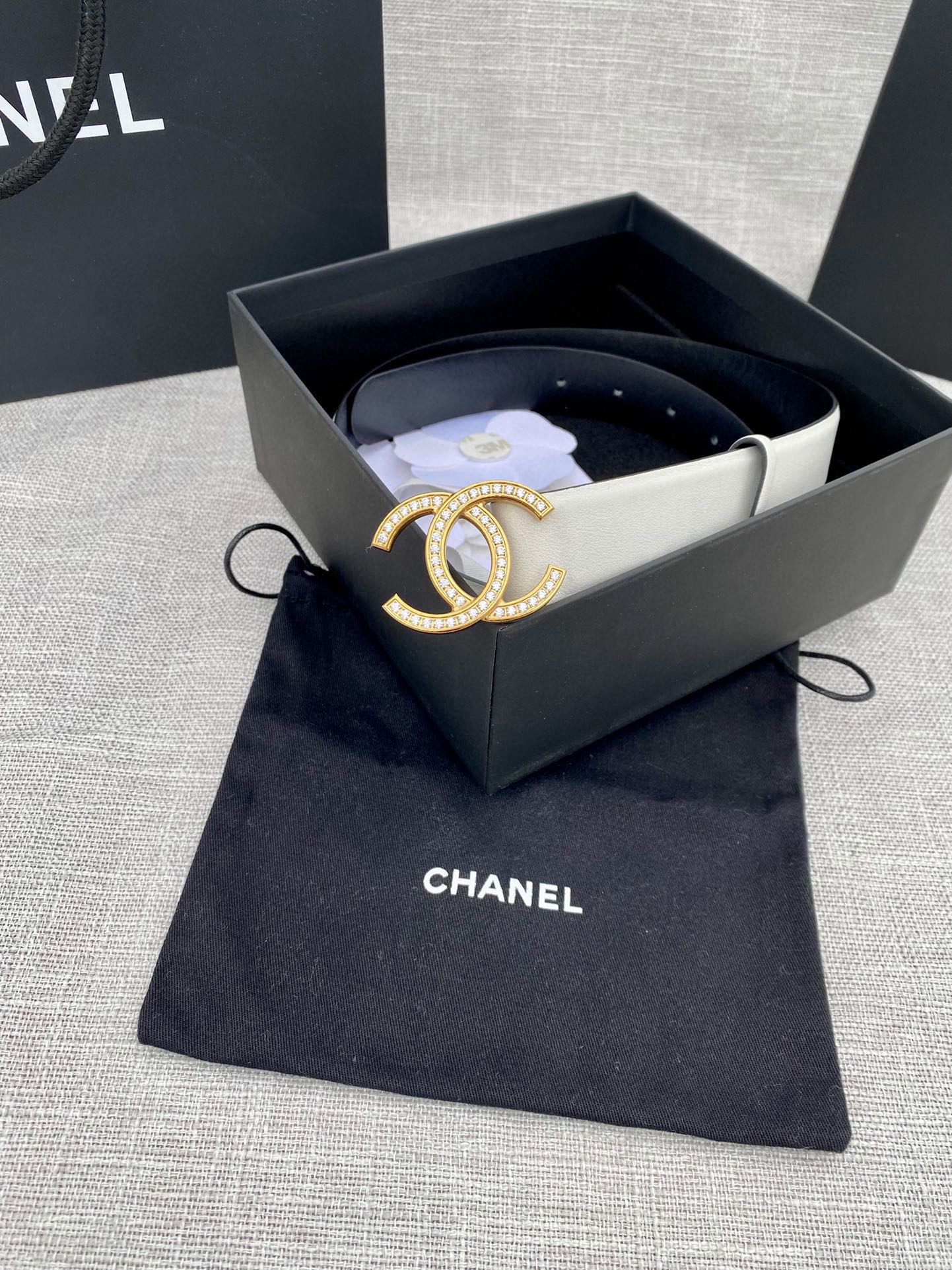 CC 26S BELT 30 MM IN WHITE CALFSKIN GOLD HARDWARE 661509