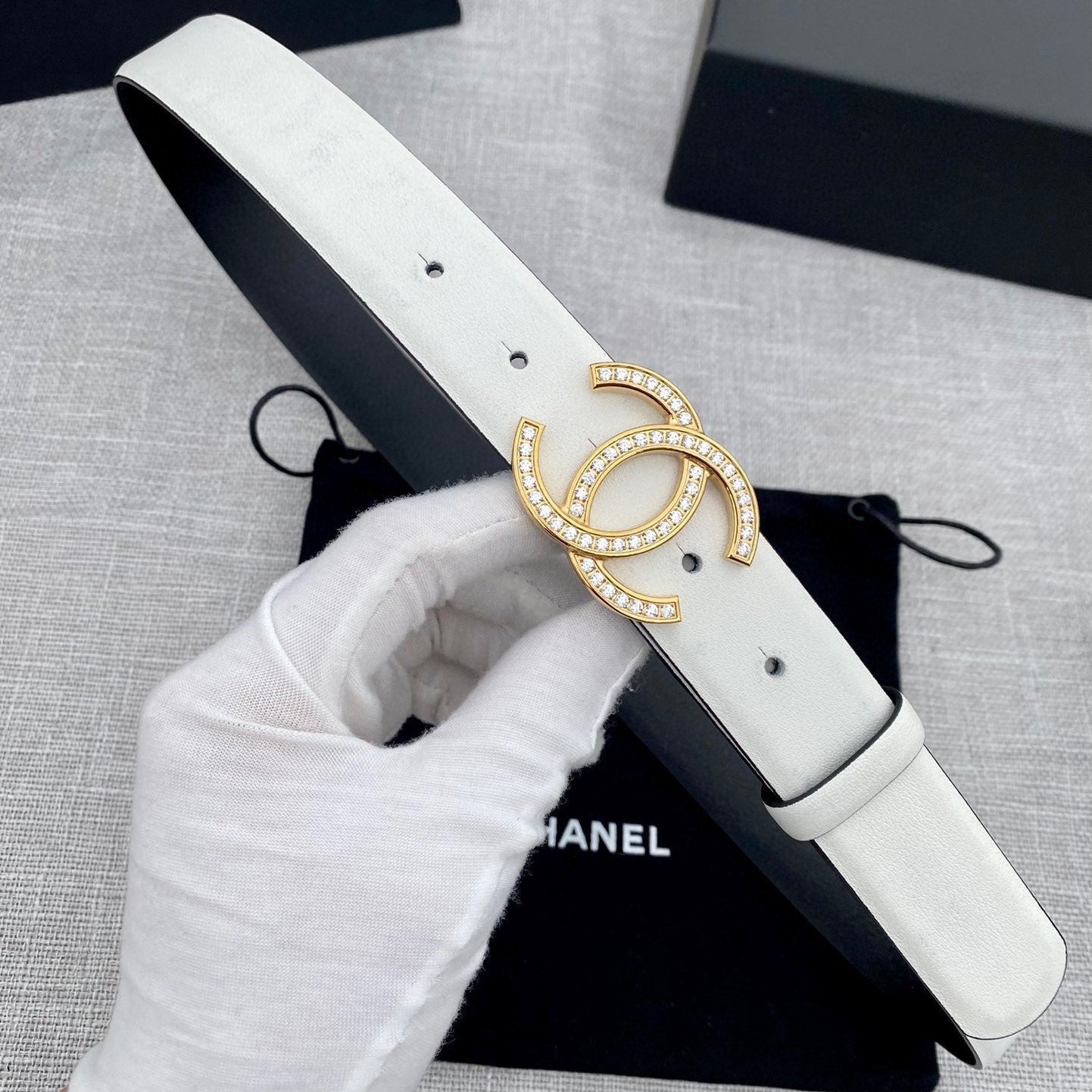 CC 26S BELT 30 MM IN WHITE CALFSKIN GOLD HARDWARE 661509