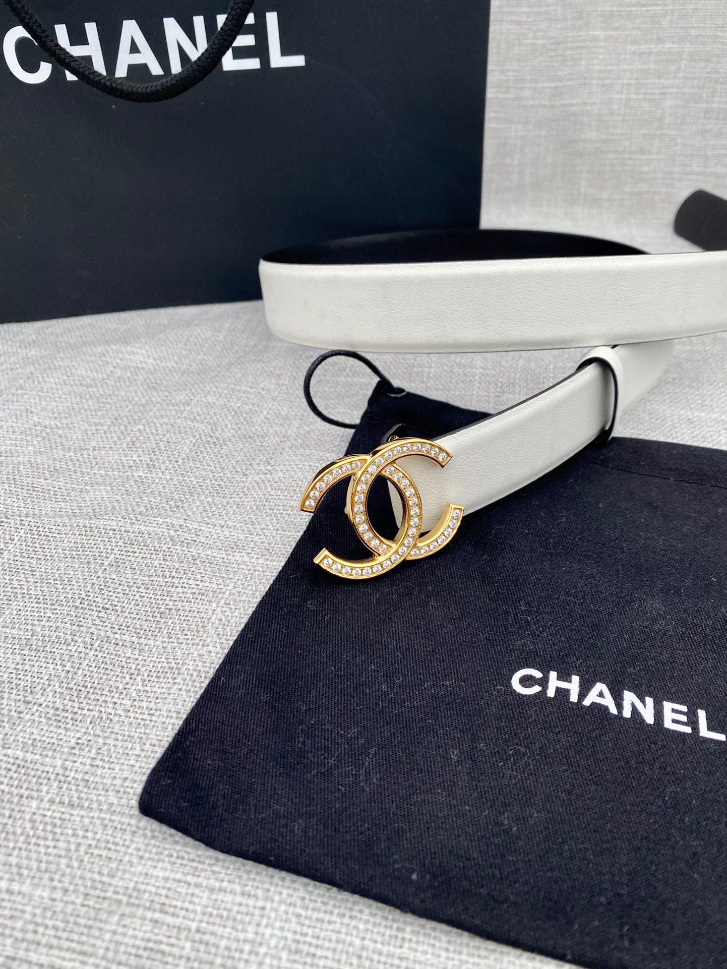 CC 26S BELT 30 MM IN WHITE CALFSKIN GOLD HARDWARE 661509