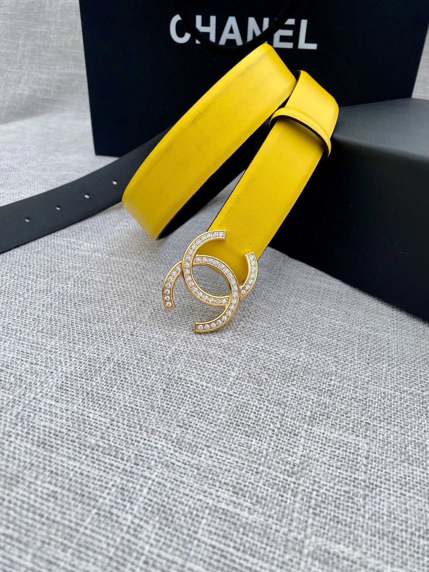 CC 26S BELT 30 MM IN YELLOW CALFSKIN GOLD HARDWARE 661510