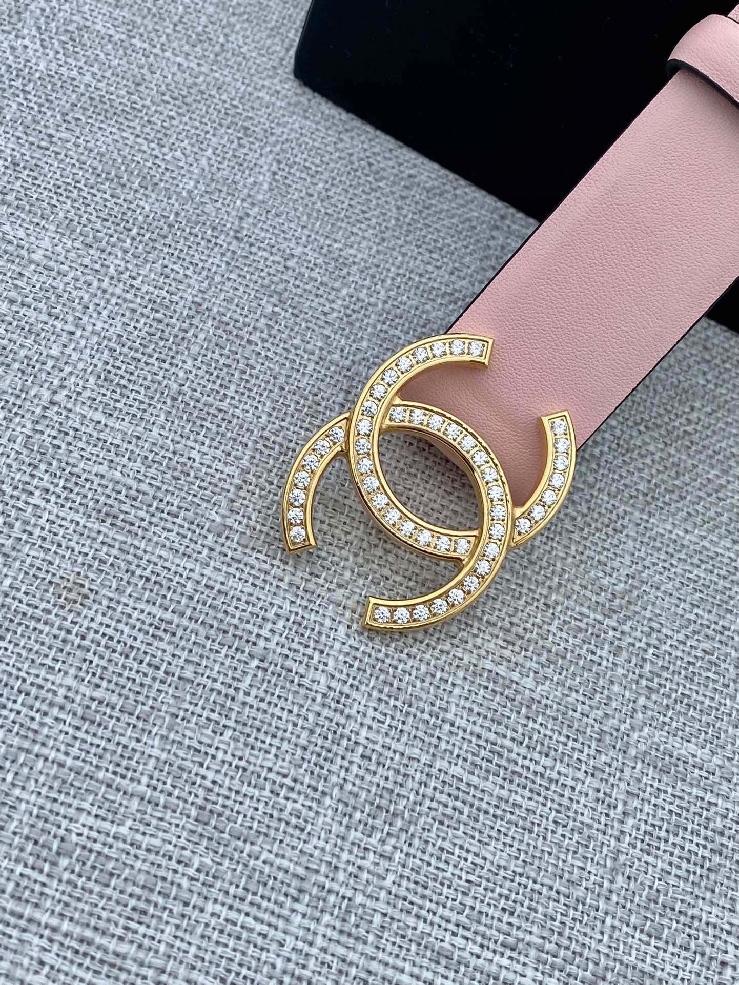 CC 26S BELT 30 MM IN LIGHT PINK CALFSKIN GOLD HARDWARE 661512