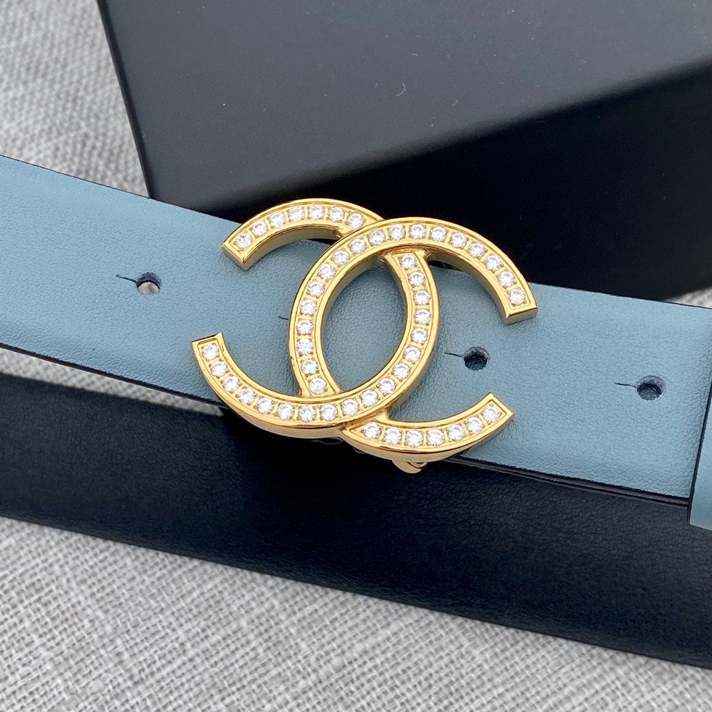 CC 26S BELT 30 MM IN LIGHT BLUE CALFSKIN GOLD HARDWARE 661514