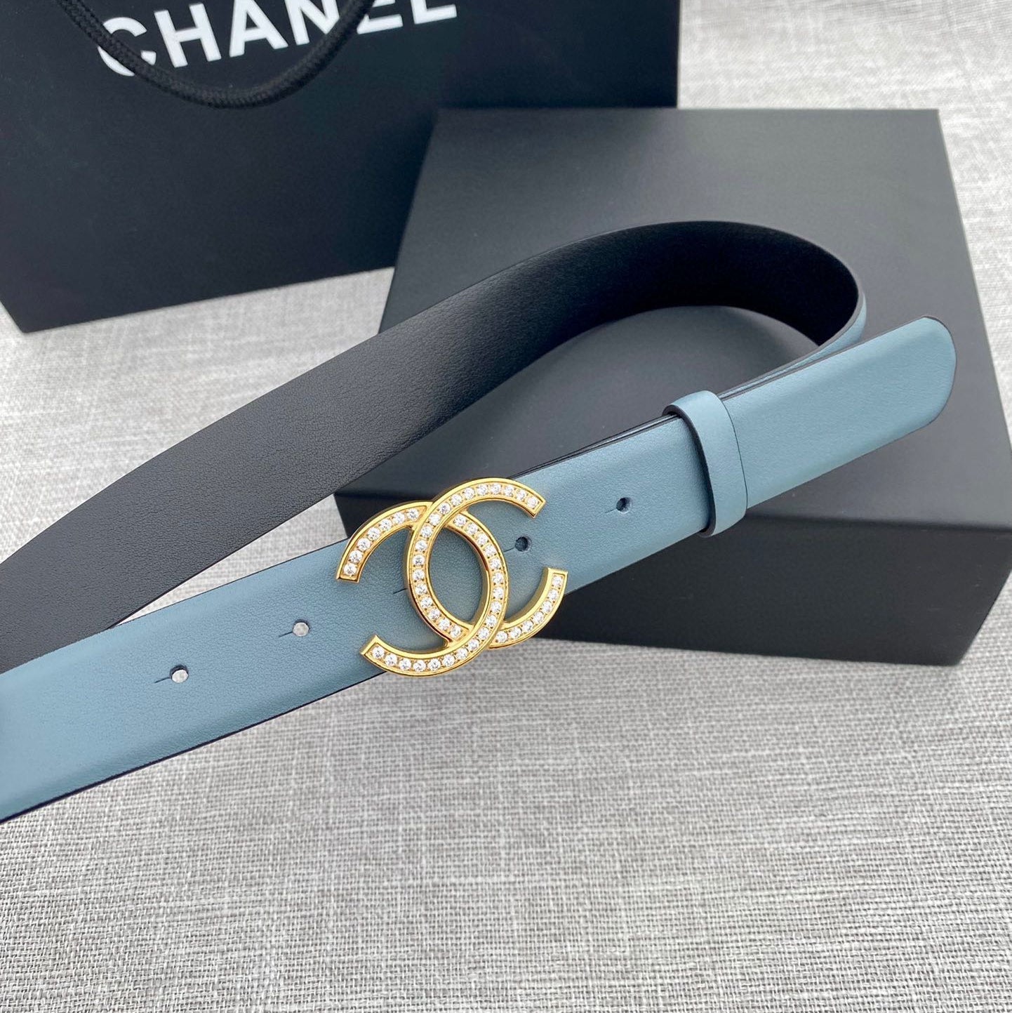 CC 26S BELT 30 MM IN LIGHT BLUE CALFSKIN GOLD HARDWARE 661514