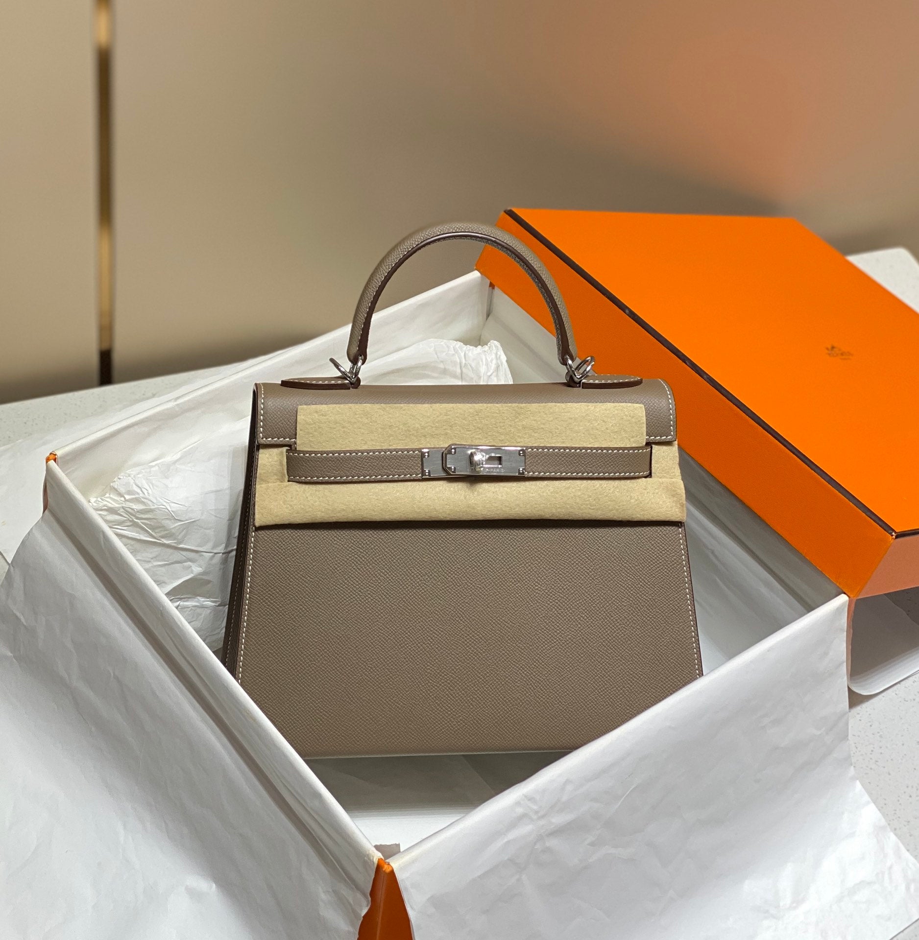 KELLY 28CM IN ETOUPE EPSOM CALFSKIN SILVER HARDWARE