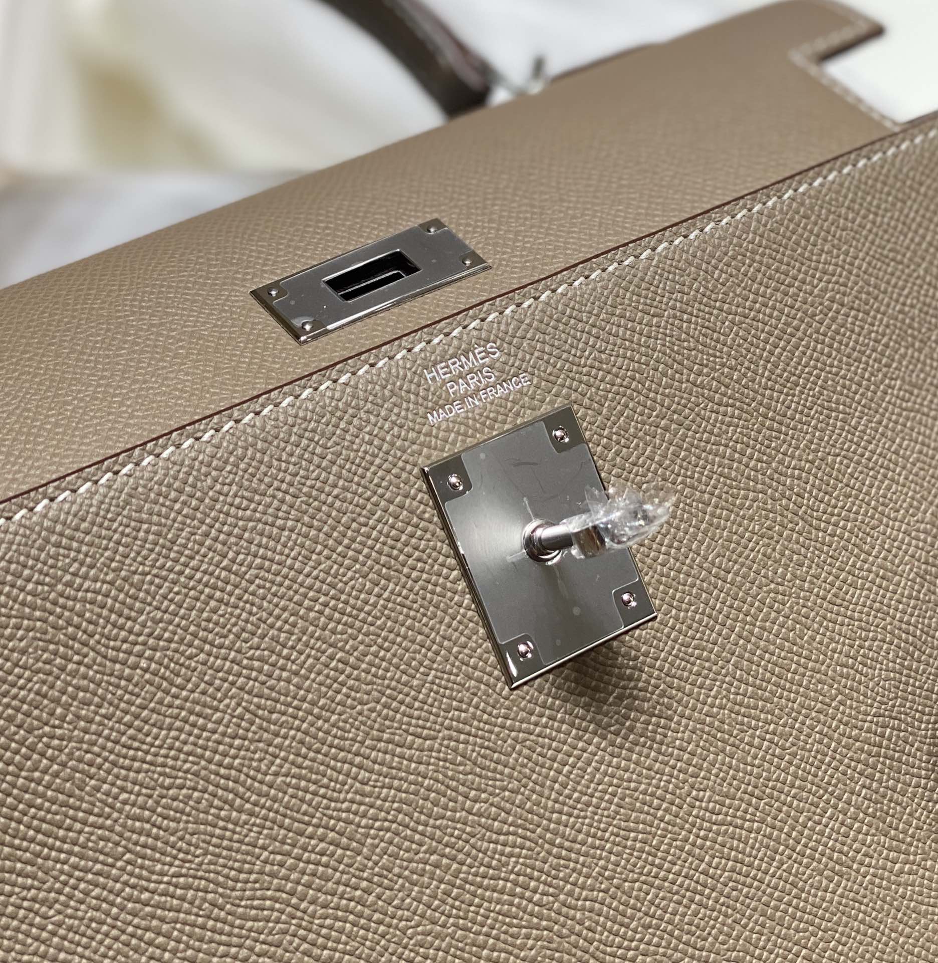 KELLY 28CM IN ETOUPE EPSOM CALFSKIN SILVER HARDWARE