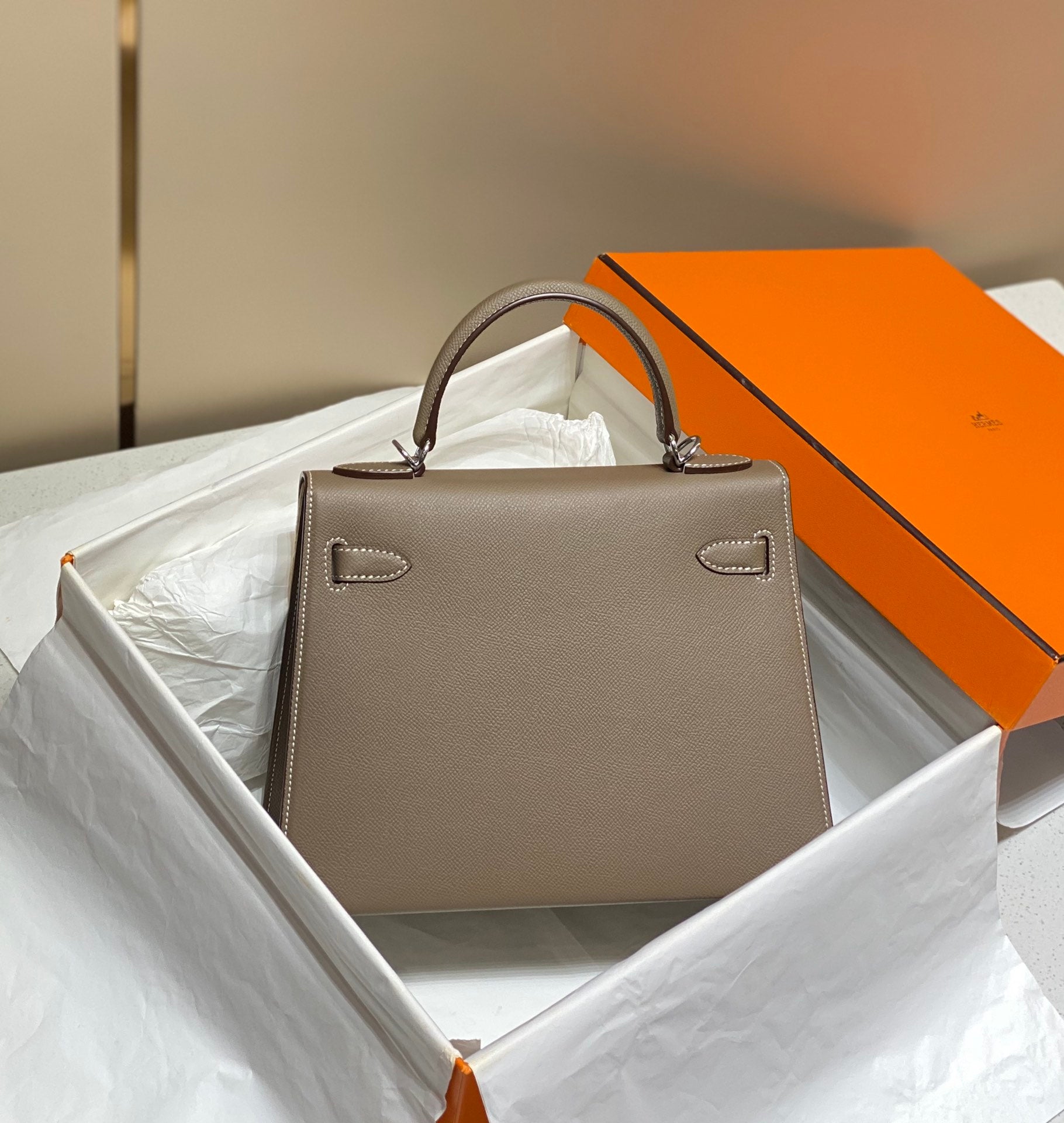 KELLY 28CM IN ETOUPE EPSOM CALFSKIN SILVER HARDWARE