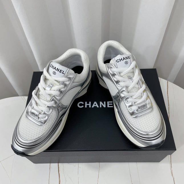 CHANEL 26S SNEAKER 35 MM IN WHITE FABRIC AND SILVER CALFSKIN LOW TOP