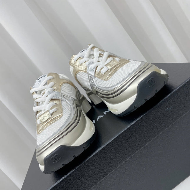 CHANEL 26S SNEAKER 35 MM IN WHITE FABRIC AND GOLD CALFSKIN LOW TOP