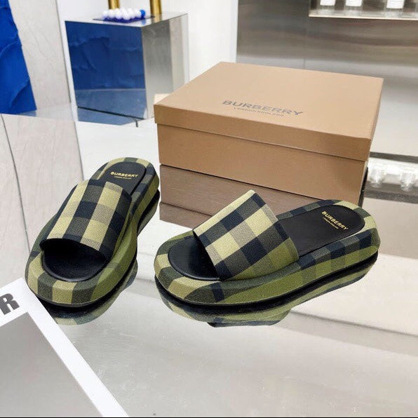 BURBERRY 26S SLIDE SANDALS IN ARCHIVE OLIVE GREEN BLACK FABRIC
